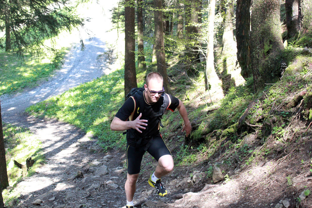 Marco på vej op ad en alpetop.